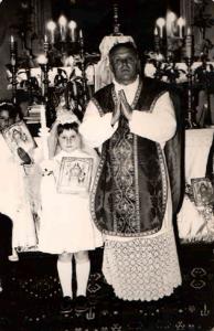 022 Prečasni Krešimir Ivšić kod dijeljenja sv. pričesti 1970.