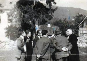 027 Razgovor preč. župnika Ivšića sa crkvenim starješinama ispred crkve