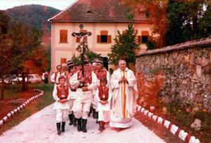 034 Ovo je bio ulaz pred crkvu na svečanu sv. misu 5. IX. 1976. god.