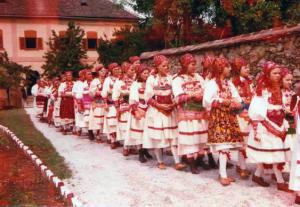 035 Ovo je bio ulaz pred crkvu na svečanu sv. misu 5. IX. 1976. god.