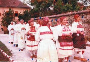 036 Povorka kreče prema crkvi 5. 9. 1976.