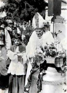 056 Uspomena sa blagoslova zvona 3 rujna 1978, biskup Josip Lacah s ministrantima