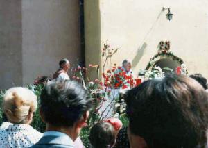 057 Župnik Ivšić za vrijem mise proslave 25 gdošnjice 7. 9. 1980.