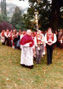 085 Ova se procesija kretala ispred crkve uz kapelu u pravcu župnog dvora i prema oltaru ispred crkve.