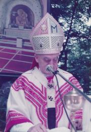 0019 Kardinal Franjo Kuharić za vrijeme služenja sv Mise na Sljemenu kod crkve Kraljice Hrvata 1983 godNa njem je Misnica izrađena u Narodnom vezu koju je izradio Nikola Puntarić