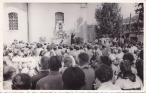 Ova slika je spomen na Anđelsku nedjelju 1966 g Za vrijeme propovijedi s desne strane stoji pjevački zbor Fotografirao je g Franjo Puntarić
